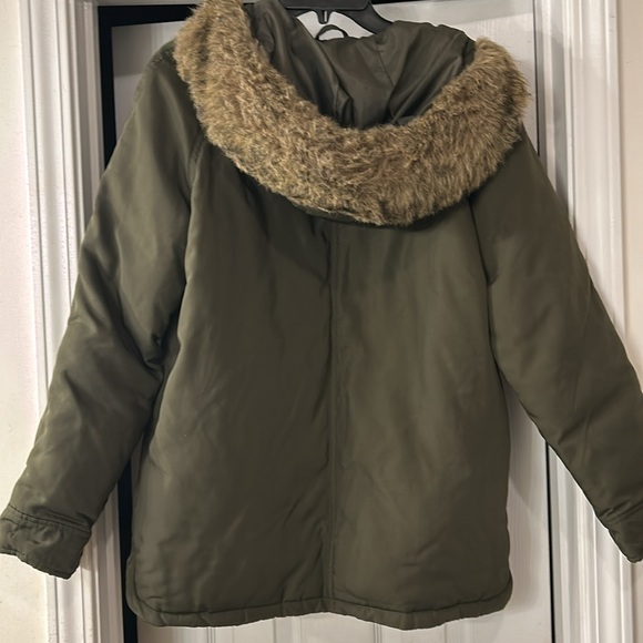 Old Navy army green parka with fur-trimmed hood - Picture 5 of 7